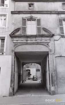 Portail d'immeuble 58-60, rue des Allemands (Metz)